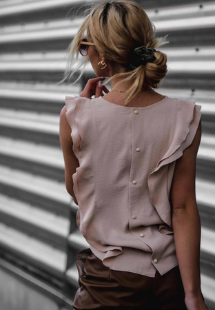 Beżowa bluzka MARTHA BEIGE bez rękawów, wykończona falbaną.