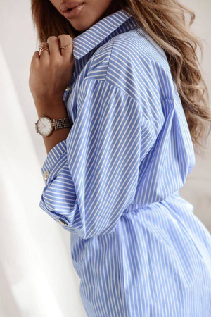 Błękitna długa koszula damska w białe prążki z paskiem w talii VAMOS