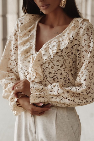 Beżowa  koronkowa bluzka damska  z ozdobną falbaną  ISAURA