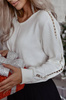 Biały sweter damski z perełkami w rękawach XANA PEARLS