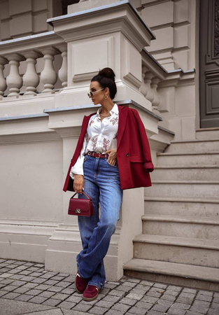 Biała klasyczna koszula damska z bordowym haftem MELODY