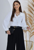 Biała gładka bluzka damska ze ściągaczem przy rękawie  i ozdobna  różą STELLA 