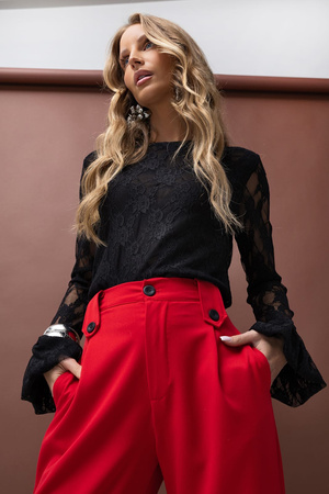 Czarna dopasowana bluzka damska z ozdobnym rekawem ALEX