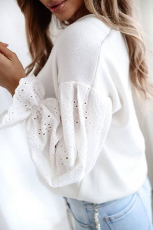 Biały sweter damski z koronkowym rękawem BOHO STYLE