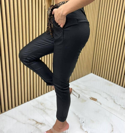 Czarne woskowane spodnie damskie BETTY