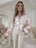 Pastelowa elegancka bluzka damska w kwiaty z falbanka AZULIK