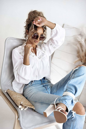 Biała bluzka damska ze wstawką z koronki w stylu boho BOHO ANTIC