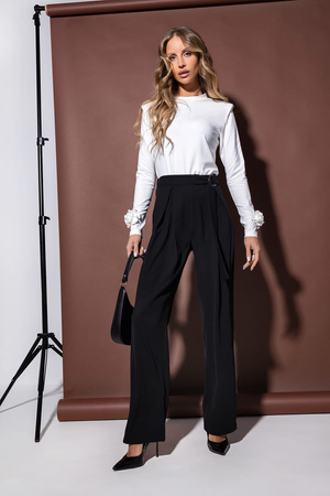 Białe  dopasowana  bluzka  damska z ozdobna  różą na rekawie  ROSESS