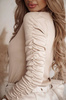 Dopasowana beżowa bluzka damska z marszczeniem na rękawie i koronką przy dekolcie LACE.
