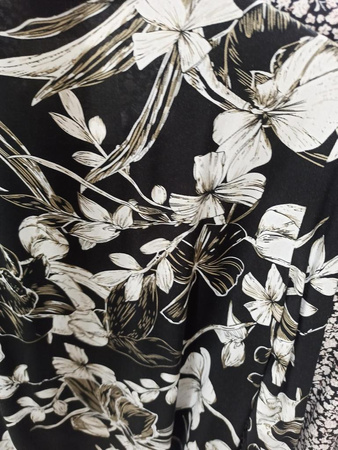 Biało-czarna bluzka damska w duży kwiatowy print MONOCHROME FLOWER