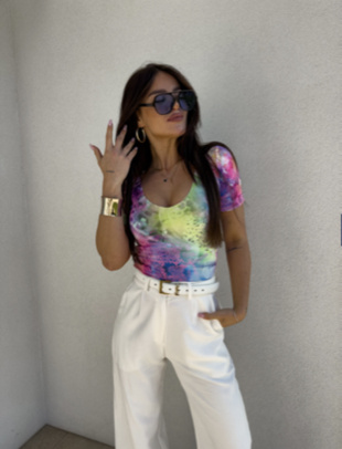 Kolorowa  dopasowana  bluzka damska w kwiecisty print  UNIQUE