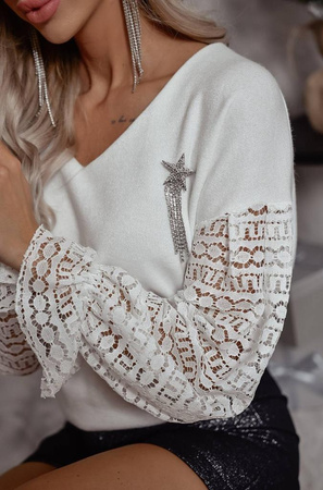 Biały sweter damski z koronkowym rękawem XANA WHITE
