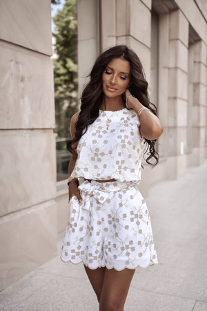 Biały haftowany komplet damski bluzka i spodenk w delikatne beżowe kwiatuszki XANA SPRING