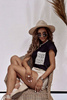 Czarny T-shirt damski z ozdobną kieszonką BOHO STYLE