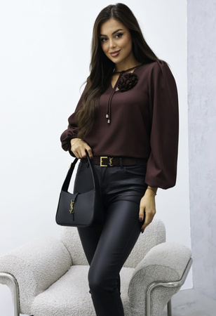 Brazowa  gładka bluzka damska ze ściągaczem przy rękawie  i ozdobna  różą STELLA 