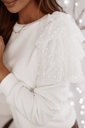 Biały sweter damski z falbanką przy ramieniu GRACIA