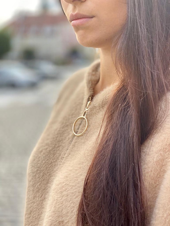 Beżowa kurtka ALPAKA YOHANIX, zapinana na zamek z kapturem.