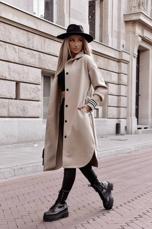 Beżowy płaszcz damski z wiązaniem w talii i sweterkowym rękawem TERRA