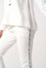Białe dresowe spodnie damskie z lampasem LALOUS DELICATE