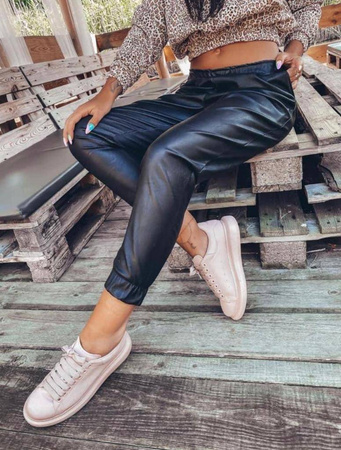 Długie czarne ekoskóra spodnie CZARNY AFTER SUMMER by Me, pas i nogawka wykończone gumką.