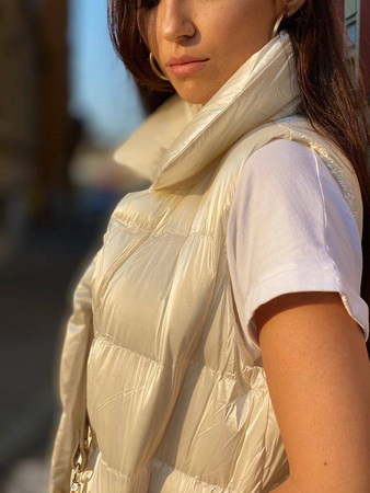 Długa, biała - ecru metaliczna kamizelka SUN, zapinana na guziki z wysokim kołnierzem