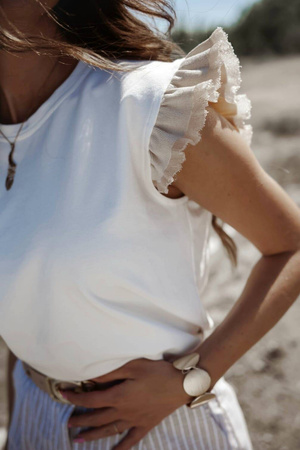 Biała bluzka damska z falbanka na rekawie SPAIN