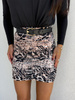 Czarna-brązowa dopasowana marszczona krótka spódnica damska w zwierzęcy print MERYLIN