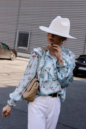 Niebieska bluzka damska w kwiaty z ozdobną falbaną i wiązaniem na plecach MOOBIE