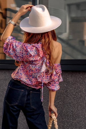 Luźna bluzka z odkrytymi ramionami i falbaną w kolorze różowym