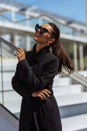 Czarny długi wełniany płaszcz damski wiązany w talii NEW YORK