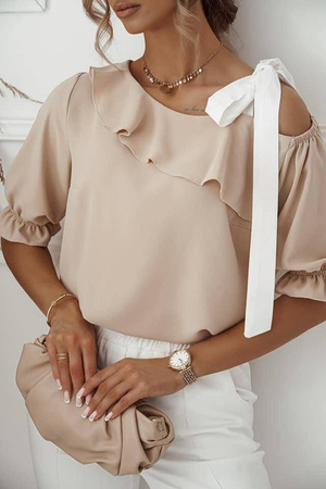 Beżowa bluzka z rękawem 3/4 damska z falbaną na dekolcie i kokardą na ramieniu MIA
