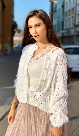 Biały, ażurowy, sweter WHITE la FEMME PREMIUM, zapinany na guziki.