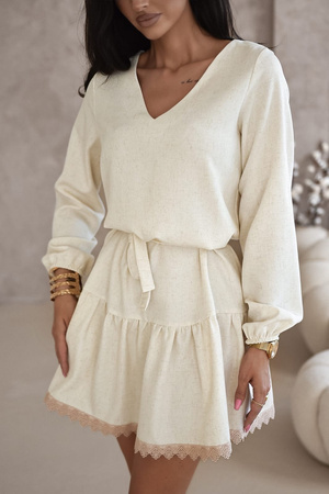 Śmietankowa  sukienka damska  z falbanka  SIDE