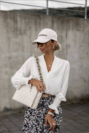 Biała bluzka damska z falbaną i ściągaczem przy rękawie ANA.