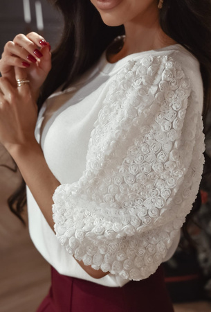 Biały sweter damski z ozdobnym rekawem XANA ROSES