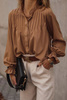 Camelowa bluzka zapinana na guzik z falbaną przy rękawach, camel