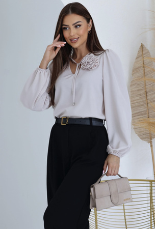 Beżowa gładka bluzka damska ze ściągaczem przy rękawie i ozdobna różą STELLA