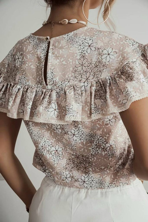 Beżowa bluzka damska w kwiatki z falbanką na dekolcie i haftem z krótkim rękawem BEIGE LOVE