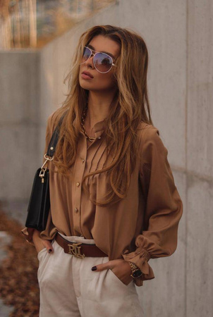 Camelowa bluzka zapinana na guzik z falbaną przy rękawach, camel