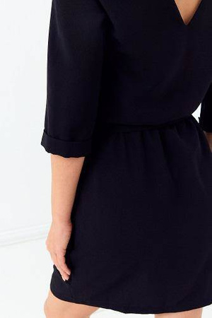 Czarna klasyczna sukienka damska z ozdobnym złotym łańcuszkiem na plecach i wiązaniem w pasie STAY CLASSY