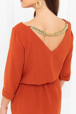 Ceglana klasyczna sukienka damska z ozdobnym złotym łańcuszkiem na plecach i wiązaniem w pasie STAY CLASSY