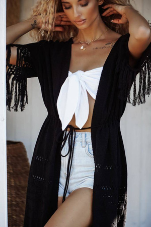 Czarna dzianinowa narzutka damska z frędzlami i wiązaniem JULIETTE