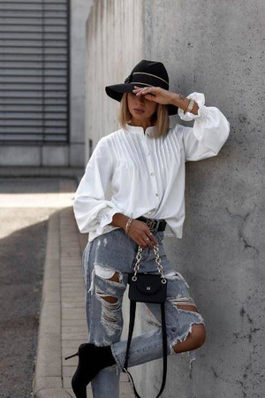 Biała koszula damska z zaszewkami i marszczeniem przy rękawie SIMPLY ELEGANCE.