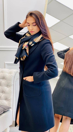 Długi, elegancki czarny płaszcz PRESTIGE la Femme, wiązany w pasie.