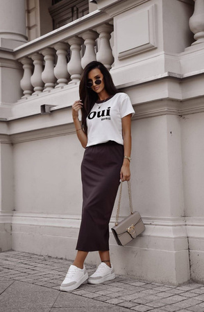 Biały T-shirt damski z krótkim rękawem z brązowa lamowką QUI MERCI