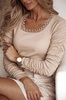 Dopasowana beżowa bluzka damska z marszczeniem na rękawie i koronką przy dekolcie LACE.