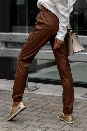 Brązowe długie spodnie damskie z imitacji skóry z ozdobnymi przeszyciami i ściągaczami przy nogawkach ELLA