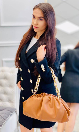 Krótki, elegancki czarny dwurzędowy płaszcz PRESTIGE la Femme, zapinany na złote guziki.