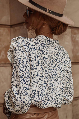 Jasny beż, bluzka zdobiona falbaną NEW AUTUMN Beige, rękaw wykończony gumką, zapianana na guziki.