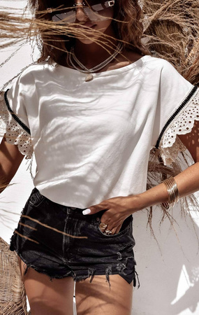 Biały T-shirt damski z ozdobnym rękawem BOHO STYLE